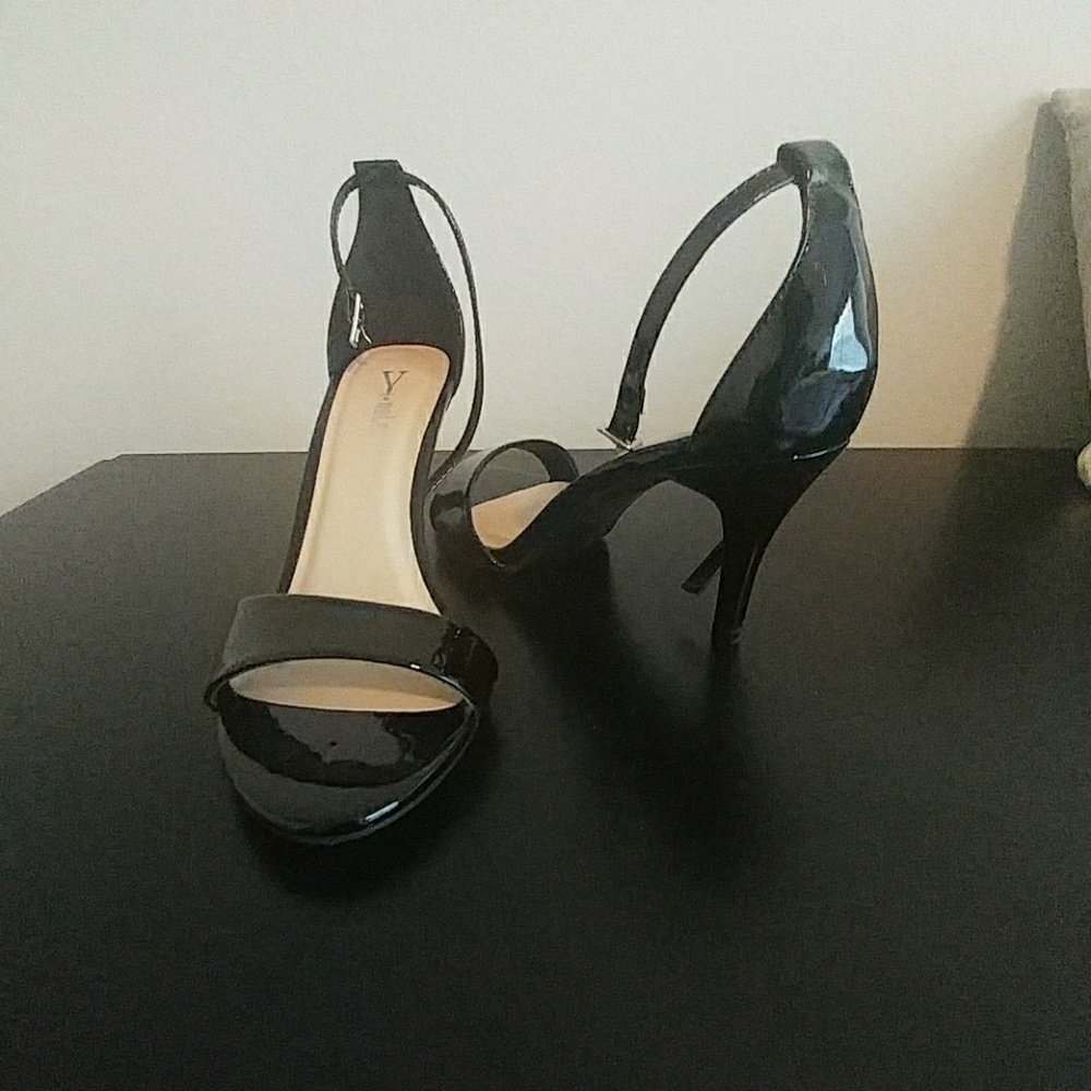 Shoes - Picture 2 of 4